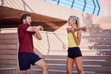 Kentsel alanda egzersiz yapan modern çift.