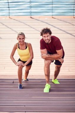 Kentsel alanda egzersiz yapan modern çift.