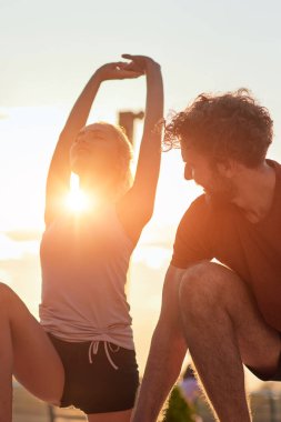 Kentsel alanda egzersiz yapan modern çift.