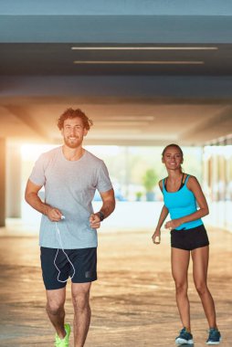 Modern kadın ve erkek şehir ortamında koşuyor / egzersiz yapıyor.