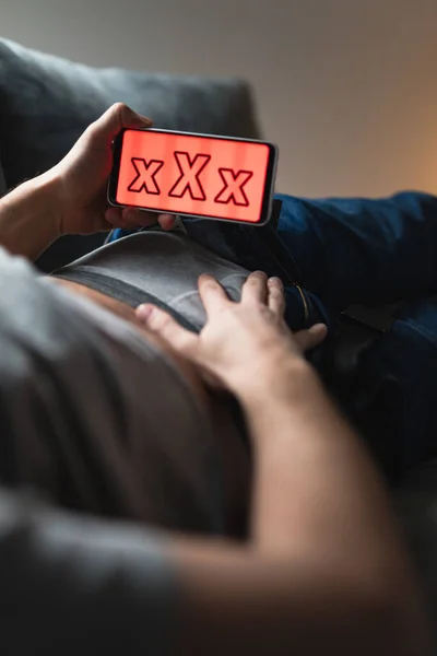 Man Met Moderne Smartphone Mobiele Telefoon Whatching Xxx Video Een — Stockfoto