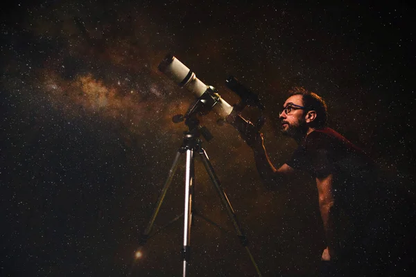 Amatérský Astronom Dívá Hvězdy Dalekohledem Astronomie Astrologie Koncepce — Stock fotografie