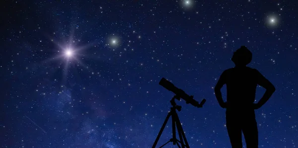 Astrónomo Aficionado Mirando Las Estrellas Con Telescopio Concepto Astronomía Astrología — Foto de Stock