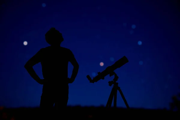 Astrónomo Aficionado Mirando Las Estrellas Con Telescopio Concepto Astronomía Astrología —  Fotos de Stock