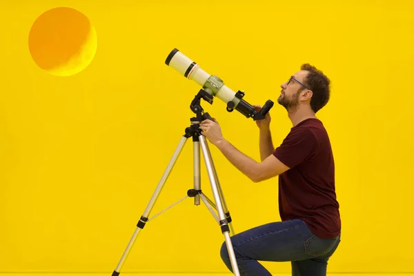 Astronomo Dilettante Che Guarda Stelle Con Telescopio Concetto Astronomia Astrologia — Foto Stock