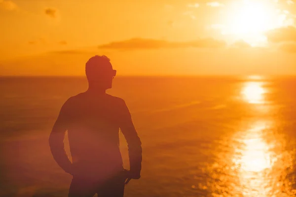 Людина Гарним Тропічним Літнім Заходом Сонця Острові Над Океаном — стокове фото