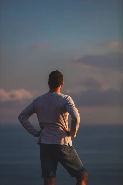 Homem Com Agradável Pôr Sol Tropical Verão Ilha Acima Oceano — Fotografia de Stock