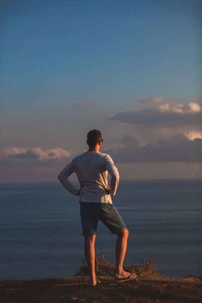 Homem Com Agradável Pôr Sol Tropical Verão Ilha Acima Oceano — Fotografia de Stock