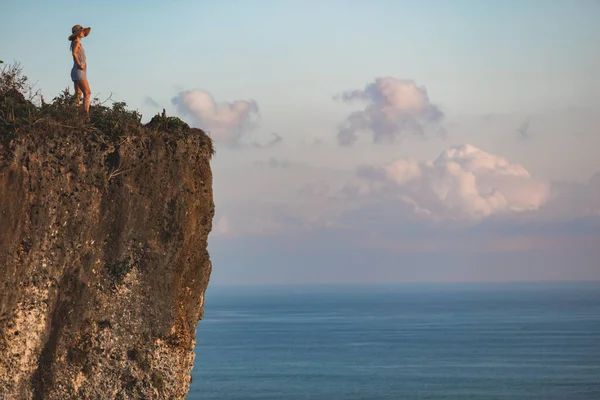 Женщина Наслаждается Красивыми Тропическими Летними Днями Острове Над Океаном Скалы — стоковое фото