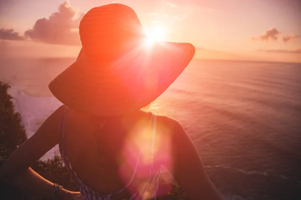 Silhouette Una Donna Con Tramonto Tropicale Sopra Oceano — Foto Stock