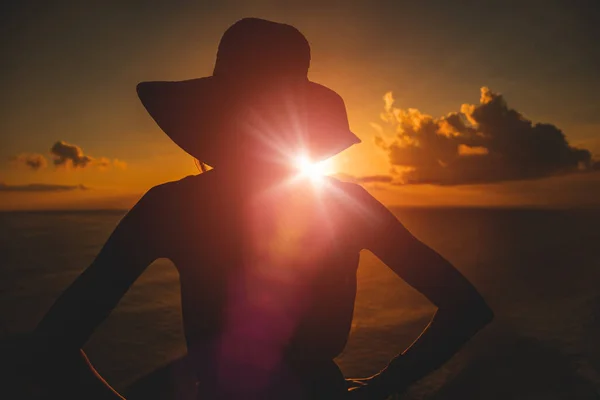 Силует Жінки Тропічним Заходом Сонця Над Океаном — стокове фото