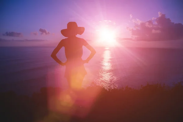 Silhueta Uma Mulher Com Pôr Sol Tropical Acima Oceano — Fotografia de Stock