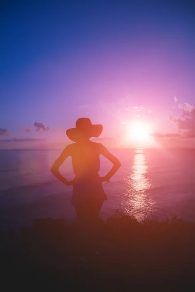 Silueta Una Mujer Con Puesta Sol Tropical Sobre Océano — Foto de Stock