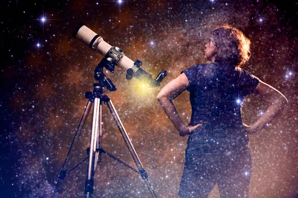 Mujer Mirando Las Estrellas Través Concepto Telescopio Astrología Predicciones Horóscopo — Foto de Stock