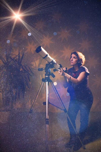 Mujer Embarazada Mirando Las Estrellas Través Concepto Telescopio Astrología Predicciones —  Fotos de Stock