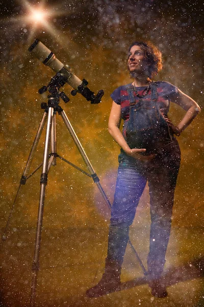 Těhotná Žena Dívá Hvězdy Pomocí Teleskopu Astrologie Koncept Horoskop Předpovědi — Stock fotografie