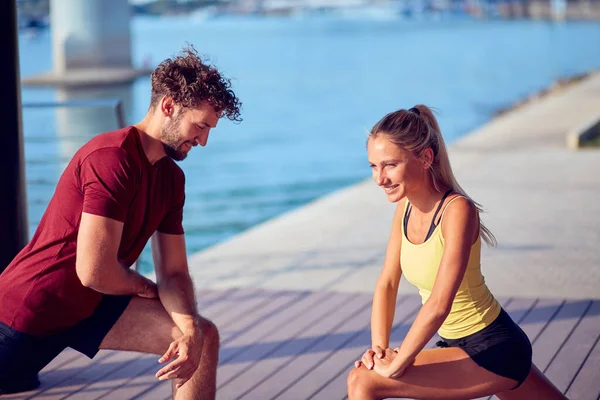 Kentsel alanda egzersiz yapan modern çift.