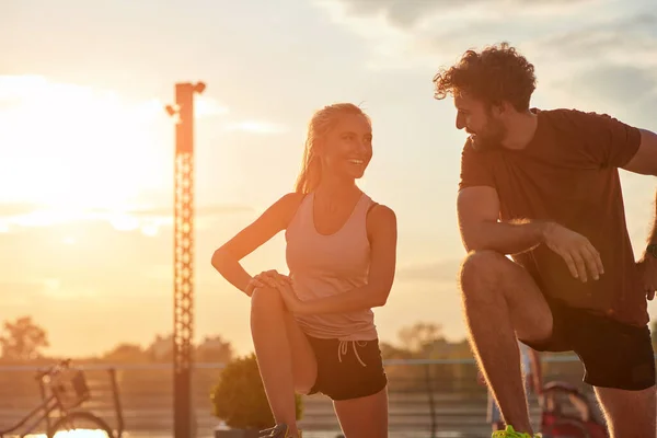 Pareja Moderna Haciendo Ejercicio Zona Urbana — Foto de Stock