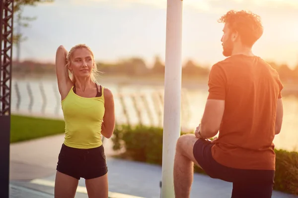 Casal Moderno Fazendo Exercício Área Urbana — Fotografia de Stock