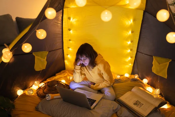 Piccola Ragazza Anni Utilizzando Computer Portatile Sotto Sua Tenda Fatta — Foto Stock