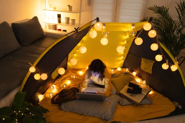 Piccola Ragazza Anni Utilizzando Computer Portatile Sotto Sua Tenda Fatta — Foto Stock