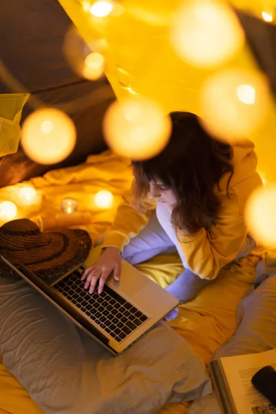 Piccola Ragazza Anni Utilizzando Computer Portatile Sotto Sua Tenda Fatta — Foto Stock