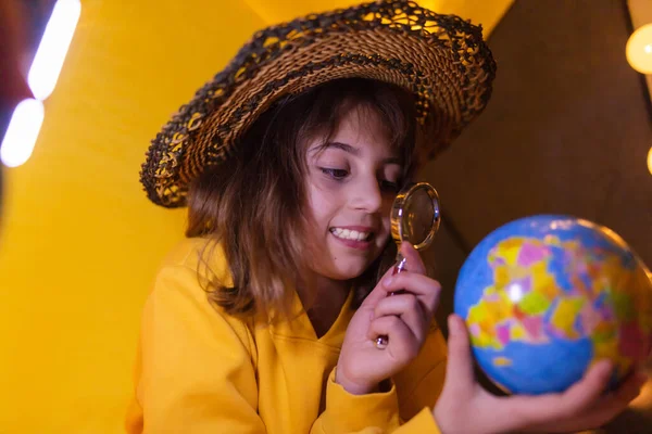 Criança Jovem Usando Lupa Para Explorar Globo Terrestre Uma Tenda — Fotografia de Stock