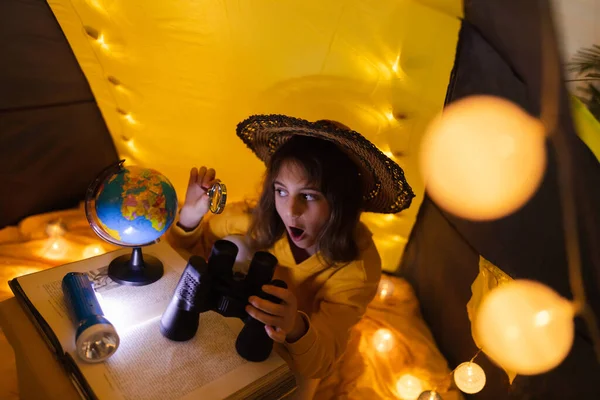 Criança Jovem Usando Lupa Para Explorar Globo Terrestre Uma Tenda — Fotografia de Stock