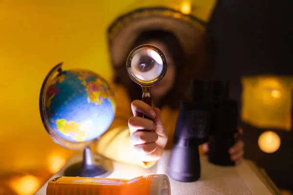 Niña Joven Usando Lupa Para Explorar Globo Terráqueo Una Tienda —  Fotos de Stock