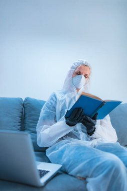 Kendini soyutlama ve evde oturma, hobi edinme, kitap okuma, önleme, histeri, virüs ve hastalık korkusu..