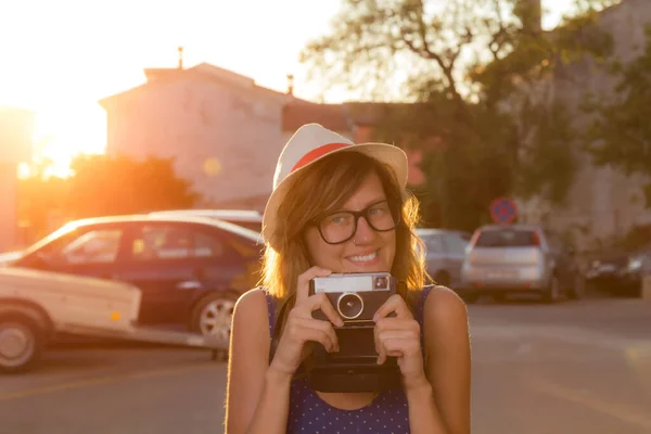 Linda Joven Turista Con Cámara Retro Vintage Calle — Foto de Stock