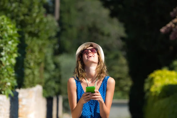 Carino Giovane Donna Utilizzando Cellulare Strada — Foto Stock