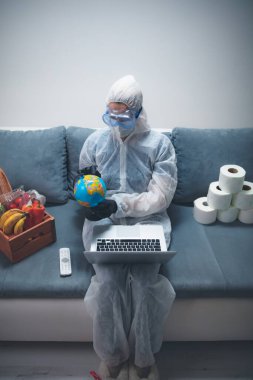 Virüs salgını sırasında karantina ve izolasyon - bakkaliye ve yiyecek stoku, evden internet üzerinden çalışma, dünya haritası tutma.