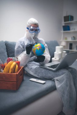 Virüs salgını sırasında karantina ve izolasyon - bakkaliye ve yiyecek stoku, evden internet üzerinden çalışma, dünya haritası tutma.
