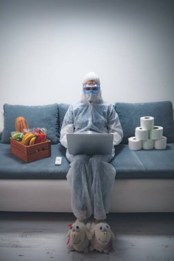 Virüs salgını sırasında karantina ve izolasyon - bakkaliye ve yiyecek stokları, evden internet üzerinden çalışıyor.