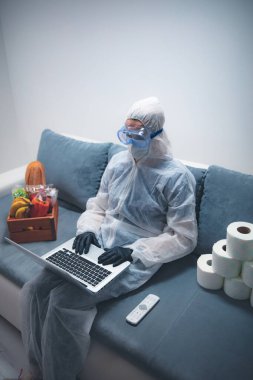 Virüs salgını sırasında karantina ve izolasyon - bakkaliye ve yiyecek stokları, evden internet üzerinden çalışıyor.