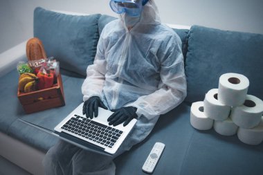 Virüs salgını sırasında karantina ve izolasyon - bakkaliye ve yiyecek stokları, evden internet üzerinden çalışıyor.