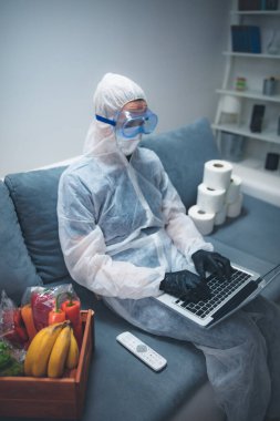 Virüs salgını sırasında karantina ve izolasyon - bakkaliye ve yiyecek stokları, evden internet üzerinden çalışıyor.