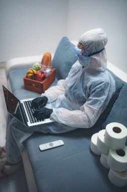 Virüs salgını sırasında karantina ve izolasyon - bakkaliye ve yiyecek stokları, evden internet üzerinden çalışıyor.