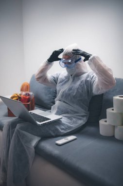 Virüs salgını sırasında karantina ve izolasyon - bakkaliye ve yiyecek stokları, evden internet üzerinden çalışıyor.