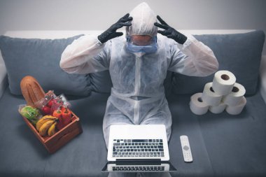 Virüs salgını sırasında karantina ve izolasyon - bakkaliye ve yiyecek stokları, evden internet üzerinden çalışıyor.