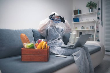 Virüs salgını sırasında karantina ve izolasyon - bakkaliye ve yiyecek stokları, evden internet üzerinden çalışıyor.