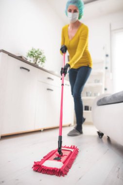 Tehlikeli virüsler zamanında ev ve oda zemininde sterilizasyon.