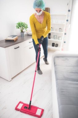 Tehlikeli virüsler zamanında ev ve oda zemininde sterilizasyon.