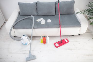 Tehlikeli virüsler zamanında ev, daire ve oda sterilizasyonu / arıtma, temizlik, elektrik süpürgesi ve kimyasallarla süpürme.