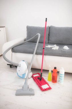 Tehlikeli virüsler zamanında ev, daire ve oda sterilizasyonu / arıtma, temizlik, elektrik süpürgesi ve kimyasallarla süpürme.