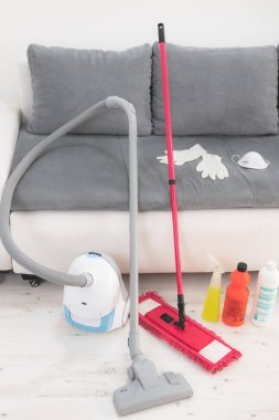 Tehlikeli virüsler zamanında ev, daire ve oda sterilizasyonu / arıtma, temizlik, elektrik süpürgesi ve kimyasallarla süpürme.