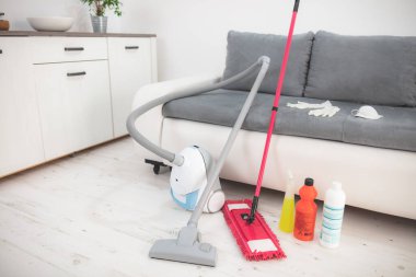 Tehlikeli virüsler zamanında ev, daire ve oda sterilizasyonu / arıtma, temizlik, elektrik süpürgesi ve kimyasallarla süpürme.