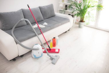 Tehlikeli virüsler zamanında ev, daire ve oda sterilizasyonu / arıtma, temizlik, elektrik süpürgesi ve kimyasallarla süpürme.