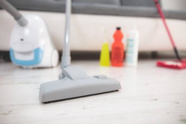 Tehlikeli virüsler zamanında ev, daire ve oda sterilizasyonu / arıtma, temizlik, elektrik süpürgesi ve kimyasallarla süpürme.